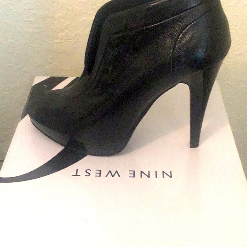 Ancle boots with a front opening